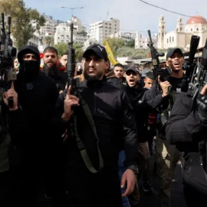مقاومون فلسطينيون يحضرون جنازة جهاد أبو سليم الذي قُتل في غارة إسرائيلية في نابلس بالضفة الغربية (رويترز)