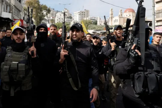 مقاومون فلسطينيون يحضرون جنازة جهاد أبو سليم الذي قُتل في غارة إسرائيلية في نابلس بالضفة الغربية (رويترز)