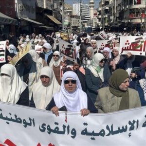 مئات الأردنيين يشاركون بمسيرة رفضا لتهجير الفلسطينيين