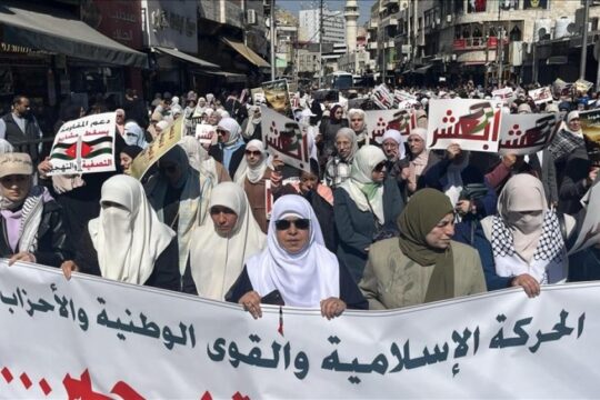 مئات الأردنيين يشاركون بمسيرة رفضا لتهجير الفلسطينيين