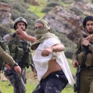 مستوطنون يهاجمون مركبات المواطنين جنوب نابلس