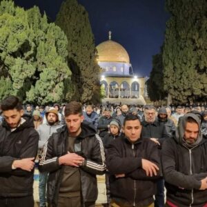 آلاف المصلين يؤدون صلاتي العشاء والتراويح في الأقصى