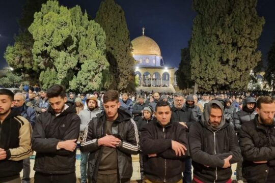 آلاف المصلين يؤدون صلاتي العشاء والتراويح في الأقصى