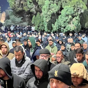 آلاف الفلسطينيين يتوافدون لصلاة الجمعة بالأقصى وسط قيود إسرائيلية مشددة