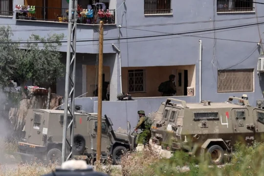 الضفة: الاحتلال يجبر 80 عائلة على إخلاء منازلهم في مخيم العين بنابلس