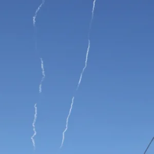 الحوثيون يستهدفون إسرائيل مجددا ويشتبكون مع سفن أميركية
