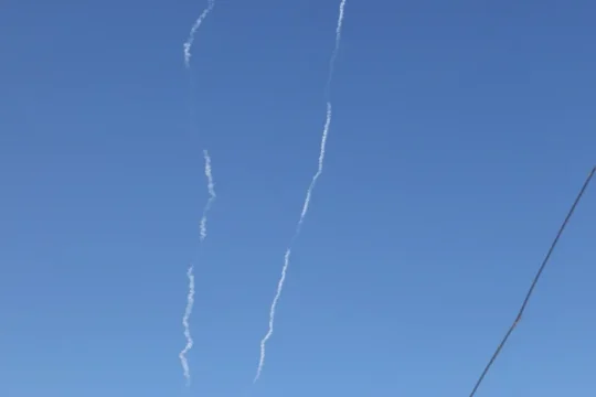 الحوثيون يستهدفون إسرائيل مجددا ويشتبكون مع سفن أميركية