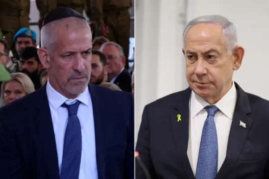 أزمة الثقة بين نتنياهو (يمين) ورئيس الشاباك رونين بار "وصلت ذروتها" (رويترز)