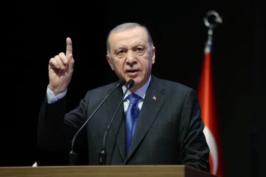 أردوغان أشاد بتعامل الإدارة السورية الجديدة مع أحداث الساحل (الأناضول)