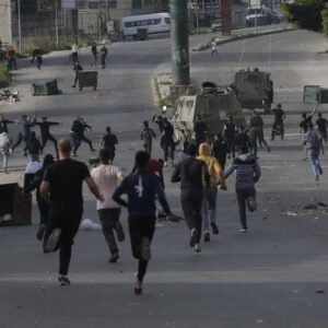 جيش الاحتلال يشن حملة اعتقالات ومداهمات بالضفة