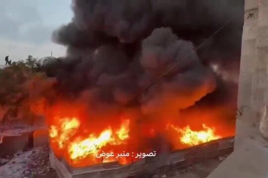 اندلاع حريق بمخازن بضائع تموينية في غزة