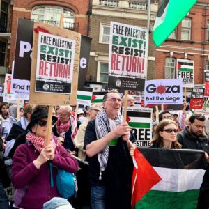 الشرطة البريطانية تحاول إنزال شاب تسلق برج “بيغ بن” ملوحا بالعلم الفلسطيني