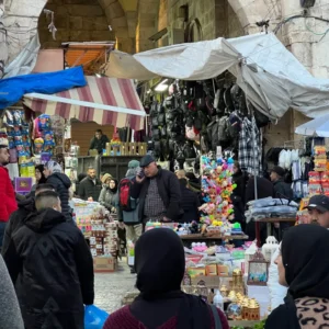 حركة عادية بلا ازدحام في أسواق القدس القديمة عشية رمضان (الجزيرة)
