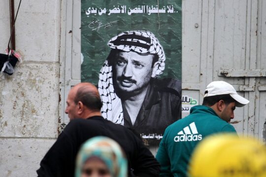 كشفت صحيفة "يديعوت أحرونوت" العبرية، اليوم الجمعة، بان هناك نقاشٌ يدور داخل الأوساط الأمنية والحكومية الإسرائيلية حول فكرة تحويل السلطة الفلسطينية إلى "مناطق إدارية". وأوضحت الصحيفة، أن الحديث يدور عن تفكيك حكم الرئيس الفلسطيني محمود عباس في رام الله ومنح كل مدينة فلسطينية إدارة ذاتية تتعامل مباشرة مع الجيش الإسرائيلي. وأشارت إلى أنه "يتم التخطيط لتنفيذ تجربة نموذجية في مدينة الخليل، حيث سيتم تشكيل قيادة محلية فلسطينية تتولى المسؤولية بدلًا من السلطة الفلسطينية". وأعلنت أن السابع من أكتوبر فرض على إسرائيل اتخاذ إجراءات باتجاه مثل هذا التفكير.