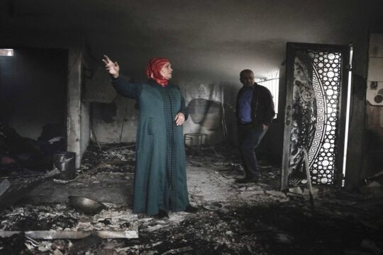 مستوطنون يحرقون 3 منازل ومركبتين في خربة المراجم جنوب نابلس