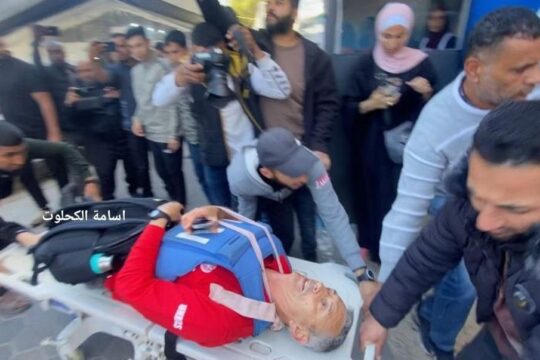 مقتل عامل أجبني وإصابة 5 آخرين.. الاحتلال يستهدف مقراً أممياً في غزة