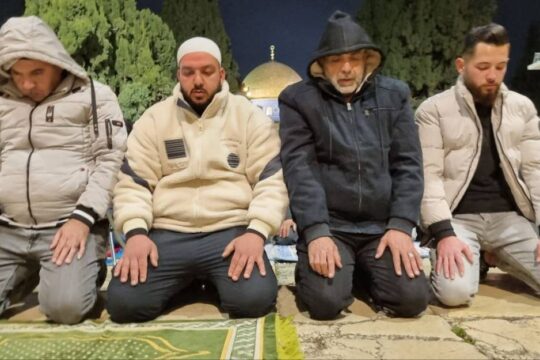 الاحتلال يقتحم الأقصى ويطرد المصلين منه ويمنع الاعتكاف
