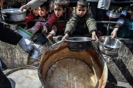 "أوتشا" تحذر: منع المساعدات عن غزة يفاقم الكارثة الإنسانية