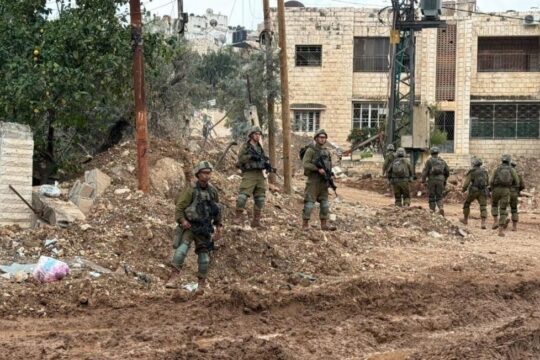 الاحتلال يجبر المواطنين على إخلاء منازلهم في حي الهدف بمدينة جنين