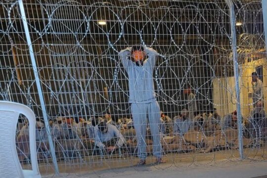 صحيفة بريطانية تكشف عن معاملات وحشية تلقاها الأسرى بسجون الاحتلال