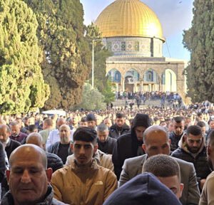 120 ألف مصل يؤدون صلاة العيد في المسجد الأقصى