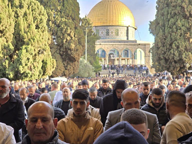 120 ألف مصل يؤدون صلاة العيد في المسجد الأقصى