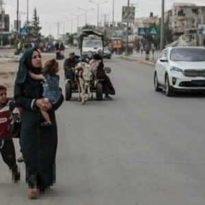 قال القيادي في حركة حماس محمود مرداوي، إن الفصائل الفلسطينية تعاملت بمسؤولية مع المبادرات السابقة لوقف العدوان على غزة ، مجددا جاهزية المقاومة لمواصلة المفاوضات بكل جدية. وقال مرداوي في بيان صحفي: "المرحلة الماضية شهدت طرح عدد من المبادرات والمقترحات التي تسعى إلى التهدئة ووقف العدوان، وتنفيذ خطوات سياسية إغاثية إنسانية شملت الانسحاب من غزة وتبادل الأسرى وبدء إعادة الإعمار ورفع الحصار". وأكد أن القوى الفلسطينية تعاملت مع هذه المبادرات بمسؤولية وجدية "إلا أن الاحتلال تنصل من التفاهمات ونكث وعوده للوسطاء وعاد إلى سياسة القتل والتصعيد". واعتبر أن "هذا التنصل لا يكشف فقط عن غطرسة المحتل بل يضع المجتمع الدولي أمام اختبار جديد، إما أن يتحرك وفق القانون والعدالة، أو يستمر في سياسة ازدواجية المعايير ما يهدد الاستقرار ليس فقط في فلسطين بل في المنطقة بأسرها". وجدد القيادي بالحركة تأكيد جهوزية فصائل المقاومة الفلسطينية لمواصلة العمل والمفاوضات بكل مسؤولية "من أجل تحقيق أهدافها". وشدد على أن تنصل إسرائيل يضع المجتمع الدولي أمام اختبار جديد "إما أن يتحرك وفق القانون والعدالة أو يستمر في سياسة ازدواجية المعايير ما يهدد الاستقرار ليس فقط في فلسطين بل في المنطقة بأسرها". ودعا مرداوي الأمة العربية والإسلامية بكافة شعوبها ومؤسساتها ونخبها، لكسر حالة الصمت والخروج من دائرة البيانات الشكلية إلى فعل حقيقي يعيد الاعتبار لفلسطين وللقدس ولقضية الأمة المركزية. وبيّن أن شعب غزة يخوض واحدة من أقسى المراحل في تاريخه النضالي، في ظل عدوان متواصل ومجازر متكررة وأزمة إنسانية خانقة، وسط صمت دولي وتواطؤ إقليمي "ومع ذلك لا يزال ثابتًا على أرضه، متمسكًا بحقوقه، ويواجه آلة القتل والإبادة بصمودٍ وإرادة لا تنكسر". وأضاف: "آن الأوان أن يُعاد الاعتبار للحق الفلسطيني وأن تُ فتح الطريق أمام حل عادل وشامل يُنهي الاحتلال ويضمن الحرية والكرامة للشعب المناضل". وأكد مرداوي أن قضية القدس وفلسطين ستبقى قضية الأمة المركزية وبوصلتها التي لا تنكسر، رغم كل محاولات التصفية والتهميش. وأردف: "في يوم القدس العالمي يعود الحديث بقوة عن القضية الفلسطينية لا بوصفها ملفاً سياسياً عابراً بل باعتبارها قضية تحرر وكرامة إنسانية". وذكر أن " قضية القدس تتجدد مع كل طوفان ومشهد دموي تشهده غزة، وفي كل انتفاضة تهب في الضفة ومع كل إسناد وفي كل وقفة احتجاجية في الشتات، فالقضية لم تمت بل تتجدد وتشتدّ رغم كل محاولات التصفية والتهميش" وجدد التأكيد على "أن القدس ليست مجرد عاصمة سياسية، بل هي رمز عقائدي وتاريخي وهوية جامعة لكل أبناء الأمة"، مشددًا أن "أي تفريط بها أو بالصمت على تهويدها هو خيانة لتضحيات الشهداء ولتاريخ الشعوب وللعدالة التي لا تزال غائبة".