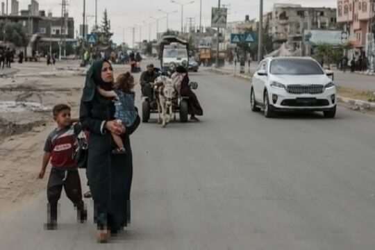 قال القيادي في حركة حماس محمود مرداوي، إن الفصائل الفلسطينية تعاملت بمسؤولية مع المبادرات السابقة لوقف العدوان على غزة ، مجددا جاهزية المقاومة لمواصلة المفاوضات بكل جدية. وقال مرداوي في بيان صحفي: "المرحلة الماضية شهدت طرح عدد من المبادرات والمقترحات التي تسعى إلى التهدئة ووقف العدوان، وتنفيذ خطوات سياسية إغاثية إنسانية شملت الانسحاب من غزة وتبادل الأسرى وبدء إعادة الإعمار ورفع الحصار". وأكد أن القوى الفلسطينية تعاملت مع هذه المبادرات بمسؤولية وجدية "إلا أن الاحتلال تنصل من التفاهمات ونكث وعوده للوسطاء وعاد إلى سياسة القتل والتصعيد". واعتبر أن "هذا التنصل لا يكشف فقط عن غطرسة المحتل بل يضع المجتمع الدولي أمام اختبار جديد، إما أن يتحرك وفق القانون والعدالة، أو يستمر في سياسة ازدواجية المعايير ما يهدد الاستقرار ليس فقط في فلسطين بل في المنطقة بأسرها". وجدد القيادي بالحركة تأكيد جهوزية فصائل المقاومة الفلسطينية لمواصلة العمل والمفاوضات بكل مسؤولية "من أجل تحقيق أهدافها". وشدد على أن تنصل إسرائيل يضع المجتمع الدولي أمام اختبار جديد "إما أن يتحرك وفق القانون والعدالة أو يستمر في سياسة ازدواجية المعايير ما يهدد الاستقرار ليس فقط في فلسطين بل في المنطقة بأسرها". ودعا مرداوي الأمة العربية والإسلامية بكافة شعوبها ومؤسساتها ونخبها، لكسر حالة الصمت والخروج من دائرة البيانات الشكلية إلى فعل حقيقي يعيد الاعتبار لفلسطين وللقدس ولقضية الأمة المركزية. وبيّن أن شعب غزة يخوض واحدة من أقسى المراحل في تاريخه النضالي، في ظل عدوان متواصل ومجازر متكررة وأزمة إنسانية خانقة، وسط صمت دولي وتواطؤ إقليمي "ومع ذلك لا يزال ثابتًا على أرضه، متمسكًا بحقوقه، ويواجه آلة القتل والإبادة بصمودٍ وإرادة لا تنكسر". وأضاف: "آن الأوان أن يُعاد الاعتبار للحق الفلسطيني وأن تُ فتح الطريق أمام حل عادل وشامل يُنهي الاحتلال ويضمن الحرية والكرامة للشعب المناضل". وأكد مرداوي أن قضية القدس وفلسطين ستبقى قضية الأمة المركزية وبوصلتها التي لا تنكسر، رغم كل محاولات التصفية والتهميش. وأردف: "في يوم القدس العالمي يعود الحديث بقوة عن القضية الفلسطينية لا بوصفها ملفاً سياسياً عابراً بل باعتبارها قضية تحرر وكرامة إنسانية". وذكر أن " قضية القدس تتجدد مع كل طوفان ومشهد دموي تشهده غزة، وفي كل انتفاضة تهب في الضفة ومع كل إسناد وفي كل وقفة احتجاجية في الشتات، فالقضية لم تمت بل تتجدد وتشتدّ رغم كل محاولات التصفية والتهميش" وجدد التأكيد على "أن القدس ليست مجرد عاصمة سياسية، بل هي رمز عقائدي وتاريخي وهوية جامعة لكل أبناء الأمة"، مشددًا أن "أي تفريط بها أو بالصمت على تهويدها هو خيانة لتضحيات الشهداء ولتاريخ الشعوب وللعدالة التي لا تزال غائبة".