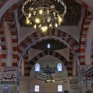 إضاءة المساجد في رمضان.. بدأت في العهد النبوي وشكّلت قناديلها ثروات صادرها أمراء الجور