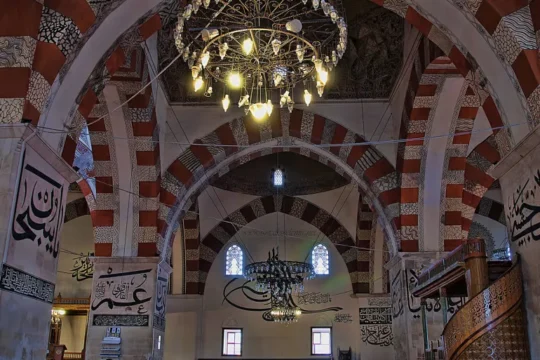 إضاءة المساجد في رمضان.. بدأت في العهد النبوي وشكّلت قناديلها ثروات صادرها أمراء الجور