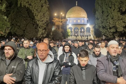 60 ألفًا يؤدون صلاتي العشاء والتراويح في الأقصى