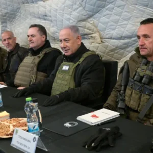 مسؤولون إسرائيليون في منطقة الجولان السورية بعد أن قرروا إنشاء منطقة عازلة هناك (الفرنسية)