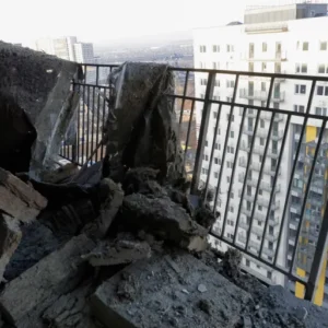 عدة مبانٍ في موسكو تضررت جراء الهجوم الأوكراني (الفرنسية)