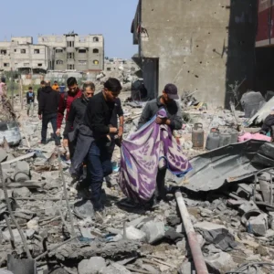 إسرائيل قتلت منذ فجر الثلاثاء أكثر من 440 فلسطينيا وأصابت أكثر من 560 وجلّهم من النساء والأطفال (الفرنسية)