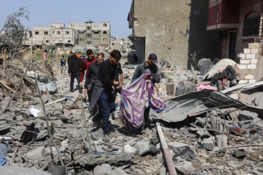 إسرائيل قتلت منذ فجر الثلاثاء أكثر من 440 فلسطينيا وأصابت أكثر من 560 وجلّهم من النساء والأطفال (الفرنسية)