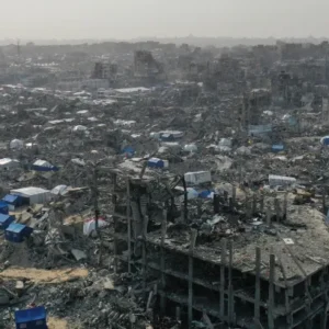 الرعب يخيم على غزة وضغوط على ترامب بشأن الضفة الغربية
