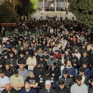 نحو 100 ألف مصلٍ يؤدون صلاتي العشاء والتراويح بالمسجد الأقصى