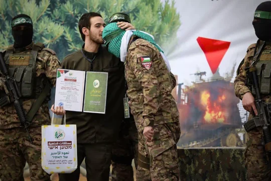 انتهاء المرحلة الأولى من صفقة تبادل الأسرى بين حركة حماس والاحتلال/ رويترز