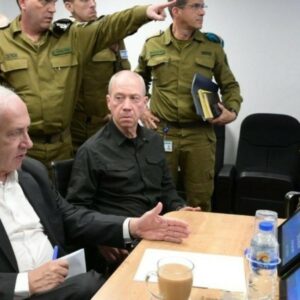 نتنياهو ووزير جيش الاحتلال وقادة إسرائيل العسكريين في لقاء سابق / رويترز