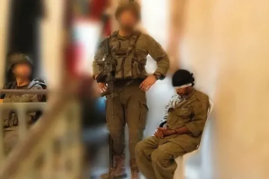 هآرتس: الجيش الإسرائيلي يستخدم أهالي قطاع غزة كـ"دروع بشرية" بشكلٍ يومي