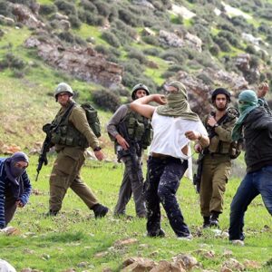 مستوطنون يهاجمون المواطنين وممتلكاتهم في مسافر يطا