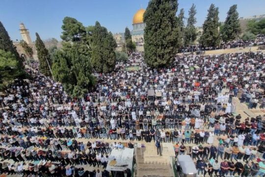 الاحتلال يعرقل وصول آلاف المواطنين للأقصى