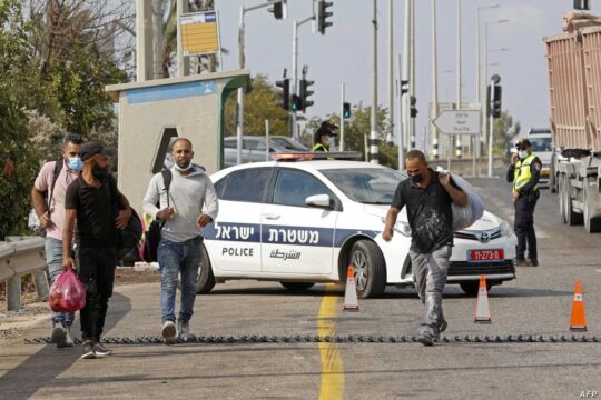 الشرطة الإسرائيلية تعتقل 23 عاملاً فلسطينياً في طبريا