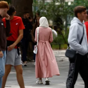 اتهامات للحكومة الفرنسية بالتضييق على المدارس الإسلامية وعلى مظاهر الزي الإسلامي بالمدارس (رويترز)