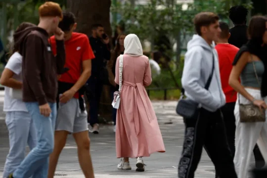 اتهامات للحكومة الفرنسية بالتضييق على المدارس الإسلامية وعلى مظاهر الزي الإسلامي بالمدارس (رويترز)