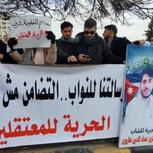 أهالي المعتقلين نظموا وقفة أمام مجلس النواب استنكارا لاعتقال أبنائهم (الجزيرة)