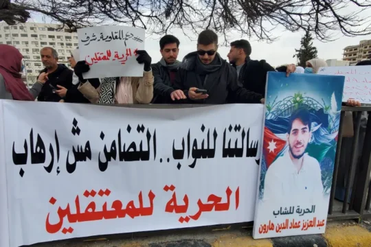 أهالي المعتقلين نظموا وقفة أمام مجلس النواب استنكارا لاعتقال أبنائهم (الجزيرة)