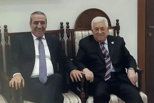 الرئيس الفلسطيني يعيّن حسين الشيخ نائبا له
