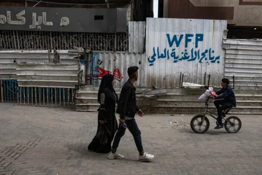 ألمانيا وفرنسا وبريطانيا تطالب إسرائيل بإنهاء حظر دخول المساعدات إلى غزة