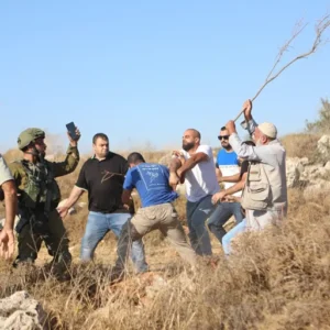 مستوطنون يقتحمون الخليل والاحتلال يجبر عائلات على النزوح من جنين